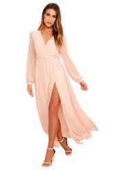 Robe longue unie en mousseline de soie rose à manches longues et col en V bouffant